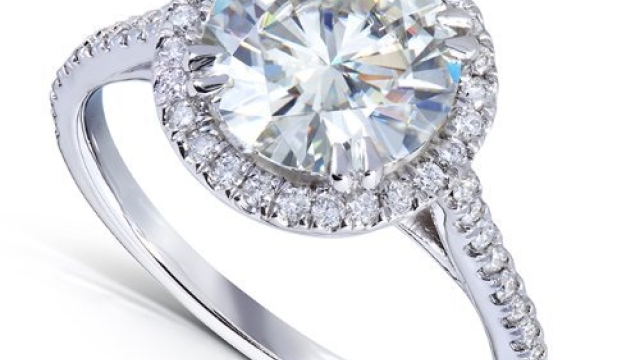 Gleaming Brilliance: Why Moissanite Engagement Rings Are a Modern Must-Have